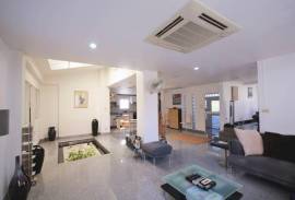City center 3 bedroom villa walking distance from the beach