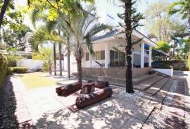 City center 3 bedroom villa walking distance from the beach
