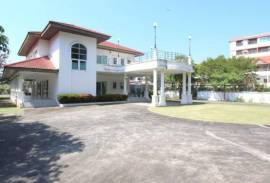 Land with a 2 Storey Villa, 50 metres from Beach - Central Hua Hin