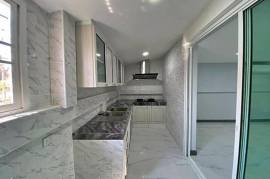 2 Story 3 Bed Townhouse Near City Center and Dinosaur Market For Sale