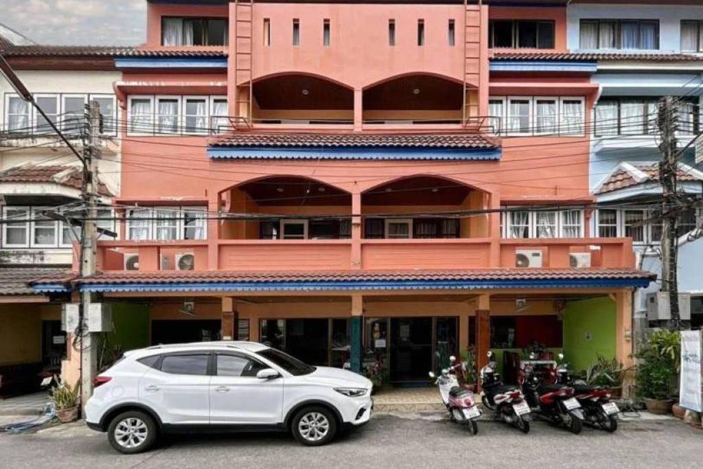4 Storey Townhouse : 12 Bedroom Hotel On Soi 67