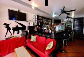 Prime Location: Restaurant Business with 12 Guest Rooms in Cha Am