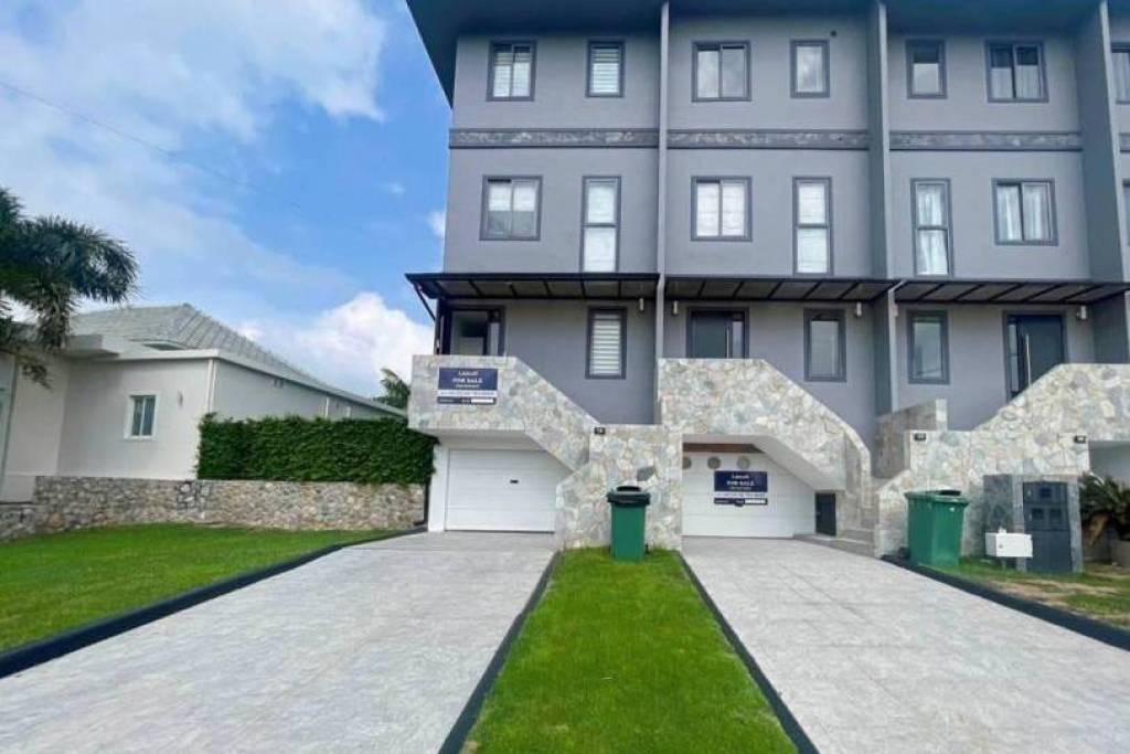 Black Mountain: 4-Strory Townhouse Corner Unit
