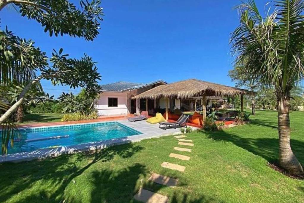 4 Bed Farm House For Sale With Guest House 6 Rai Land and Fishing Lake