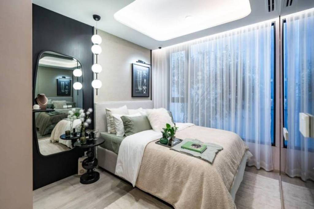 Modern 1-Bed Condo in Phra Khanong Bangkok