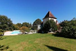 Perigourdine modernisee avec piscine et vue dominante