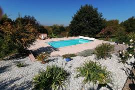 Perigourdine modernisee avec piscine et vue dominante