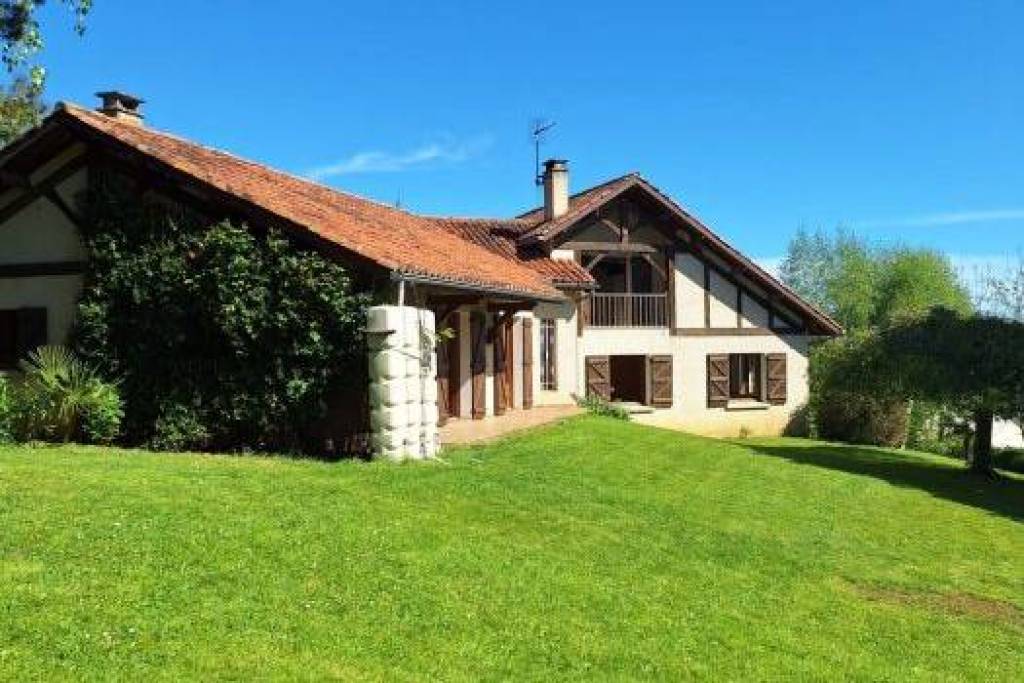 Detached house for sale, 6 rooms - Saint-Lezer 65500