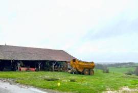 Building plot of 2.500 m2 with barn, building permission.