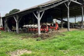 Building plot of 2.500 m2 with barn, building permission.