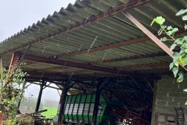 Building plot of 2.500 m2 with barn, building permission.