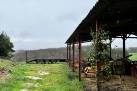 Building plot of 2.500 m2 with barn, building permission.