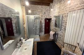 11 room, 470m2 Castle for sale in Le cros - 875 000 € *