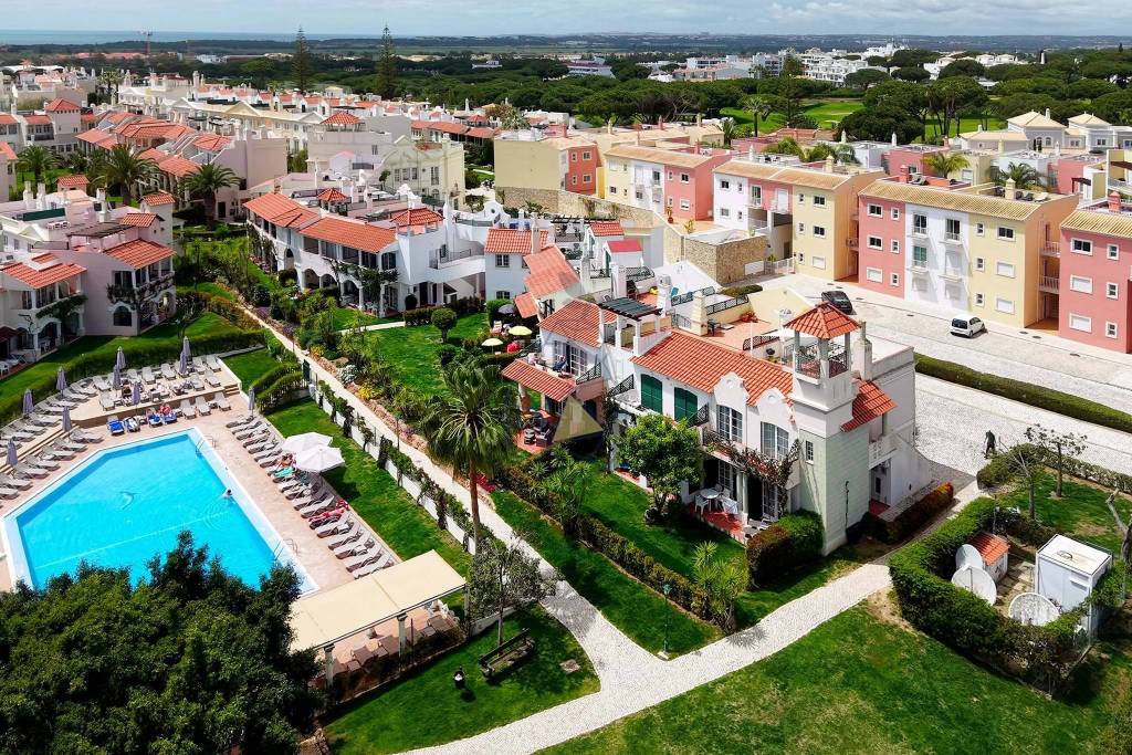 2 Bedroom Apartment with Terrace and Pools, in Vilamoura