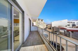 Renovated Apartment with 2 Suites and Balconies, in the Center of Quarteira