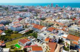 Renovated Apartment with 2 Suites and Balconies, in the Center of Quarteira