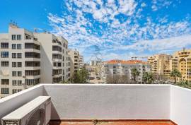 2 Bedroom Apartment with Spacious Terrace and Garage - Quarteira
