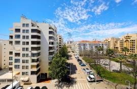 2 Bedroom Apartment with Spacious Terrace and Garage - Quarteira