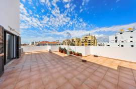 2 Bedroom Apartment with Spacious Terrace and Garage - Quarteira