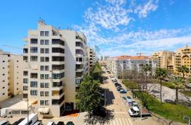 2 Bedroom Apartment with Spacious Terrace and Garage - Quarteira
