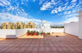 2 Bedroom Apartment with Spacious Terrace and Garage - Quarteira