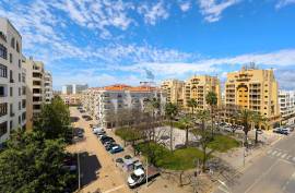 2 Bedroom Apartment with Spacious Terrace and Garage - Quarteira