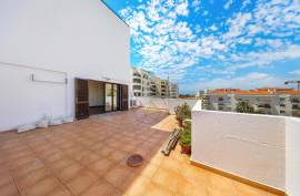 2 Bedroom Apartment with Spacious Terrace and Garage - Quarteira