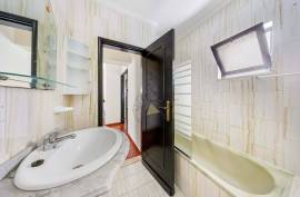 2 Bedroom Apartment with Spacious Terrace and Garage - Quarteira