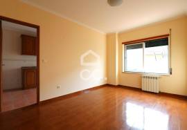 Building with 8 apartments with garage and private parking, in excellent condition, in the center of Avelar. High profitability investment!