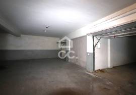 Building with 8 apartments with garage and private parking, in excellent condition, in the center of Avelar. High profitability investment!