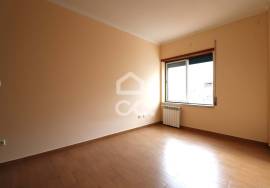 Building with 8 apartments with garage and private parking, in excellent condition, in the center of Avelar. High profitability investment!