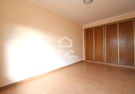 Building with 8 apartments with garage and private parking, in excellent condition, in the center of Avelar. High profitability investment!
