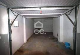 Building with 8 apartments with garage and private parking, in excellent condition, in the center of Avelar. High profitability investment!