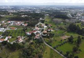 Land with 1753 m2 and approved project for detached house in Parceiros , Leiria.