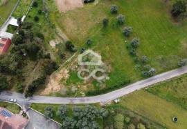 Land with 1753 m2 and approved project for detached house in Parceiros , Leiria.