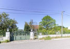 3 bedroom villa in 952 m2 with borehole and tank/swimming pool.