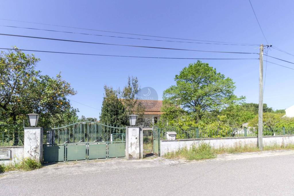3 bedroom villa in 952 m2 with borehole and tank/swimming pool.