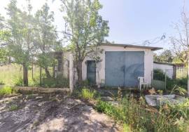 3 bedroom villa in 952 m2 with borehole and tank/swimming pool.
