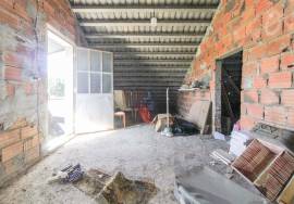 3 bedroom villa in 952 m2 with borehole and tank/swimming pool.