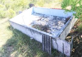 3 bedroom villa in 952 m2 with borehole and tank/swimming pool.