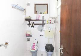 3 bedroom villa in 952 m2 with borehole and tank/swimming pool.