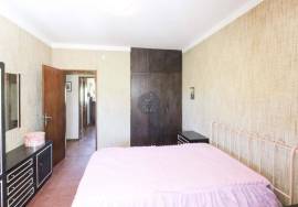 3 bedroom villa in 952 m2 with borehole and tank/swimming pool.