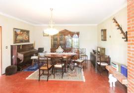 3 bedroom villa in 952 m2 with borehole and tank/swimming pool.