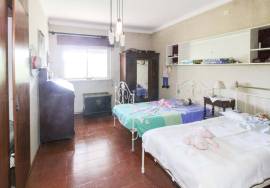 3 bedroom villa in 952 m2 with borehole and tank/swimming pool.