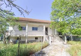 3 bedroom villa in 952 m2 with borehole and tank/swimming pool.