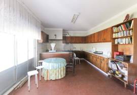 3 bedroom villa in 952 m2 with borehole and tank/swimming pool.