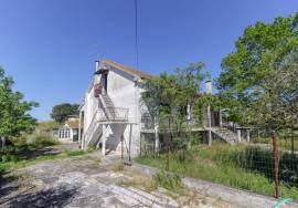 3 bedroom villa in 952 m2 with borehole and tank/swimming pool.