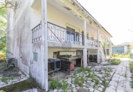 3 bedroom villa in 952 m2 with borehole and tank/swimming pool.