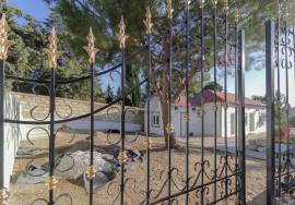 2 bedroom farm (NEW) on 585 m2 of land with view