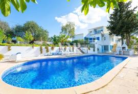 Traditional Villa with 5 Bedrooms, Private Pool and Sea Views in Loulé